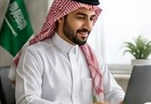 موظف سعودي يعمل عن بُعد من مكتبه المنزلي
